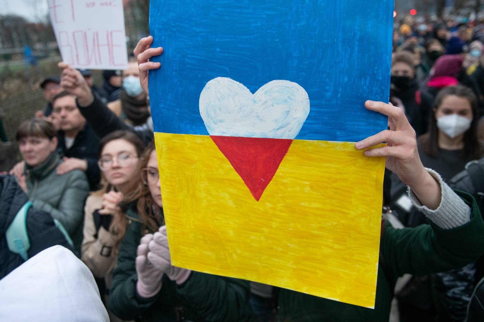 Ludzie trzymają plakat Ukraina